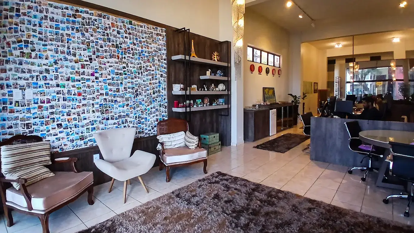 Mural de fotos de clientes e experiências de viagem na SWS