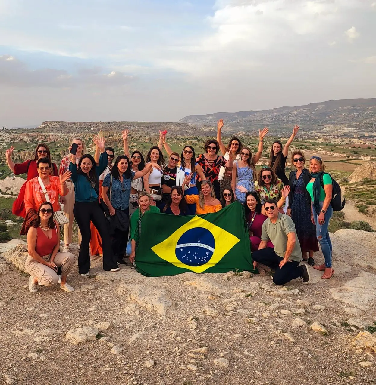 Brasileiros no exterior em viagem em grupo pelo deserto