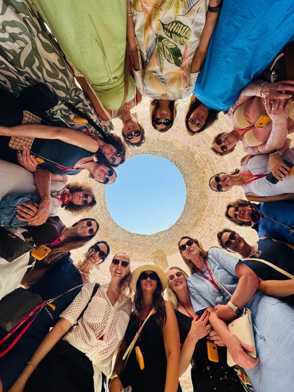 Foto criativa de grupo em viagem internacional