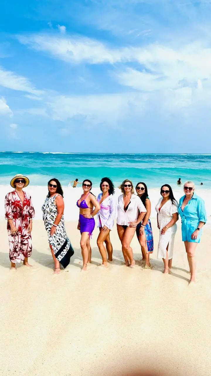 Grupo de amigos viajando em praia tropical com SWS Viagens