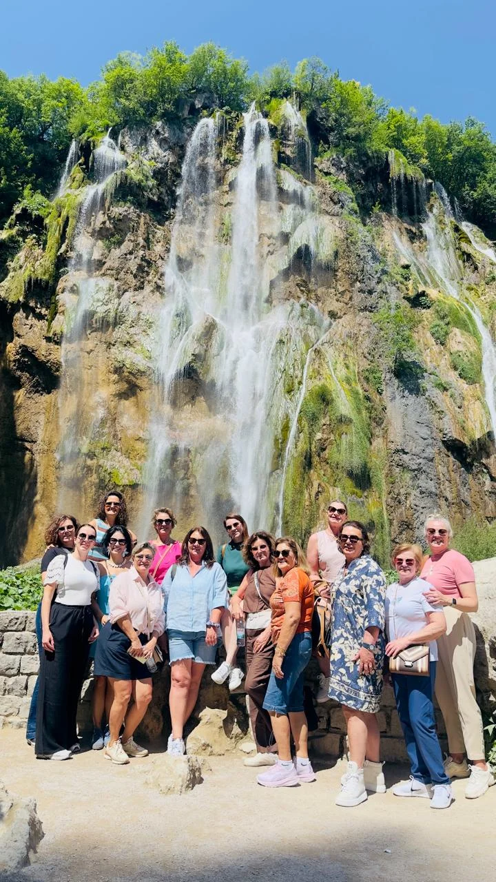 Grupo de turistas brasileiros em cachoeira gigante na Islândia