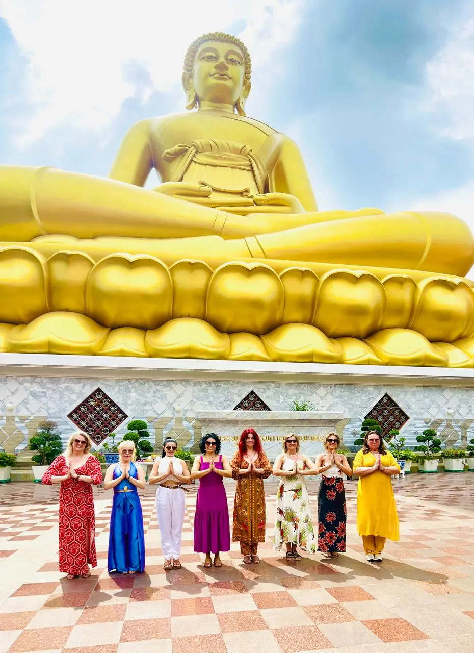 Grupo de viagem na estátua de Buda gigante na Tailândia