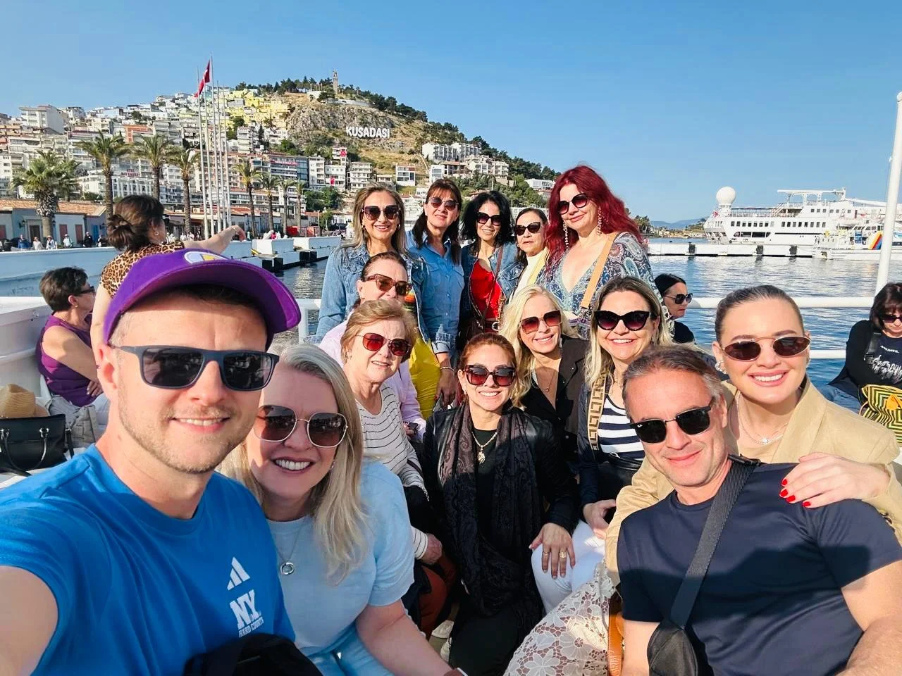 Passeio de barco em grupo com amigos na marina