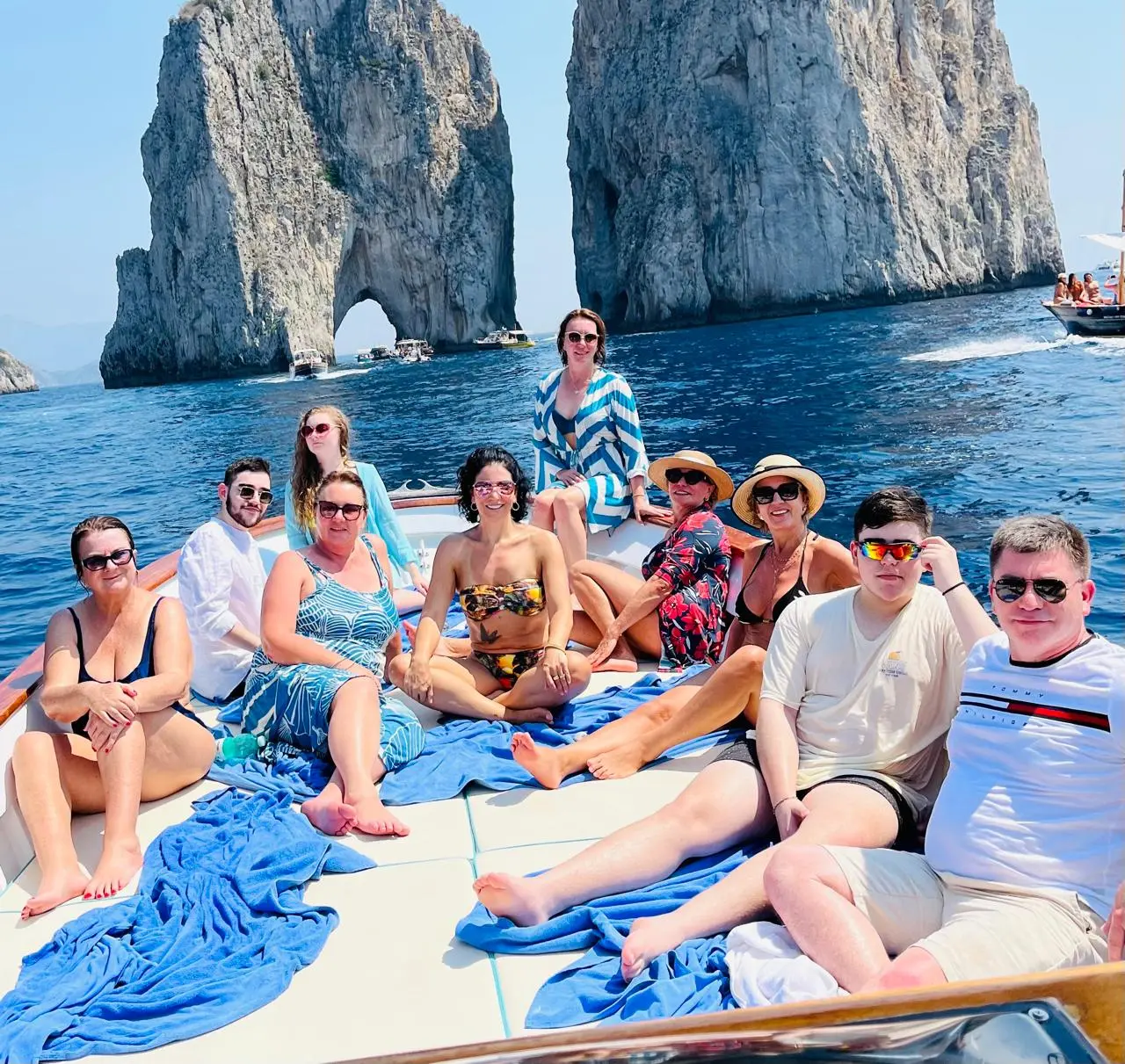 Passeio de lancha em grupo nos Faroglioni de Capri Itália