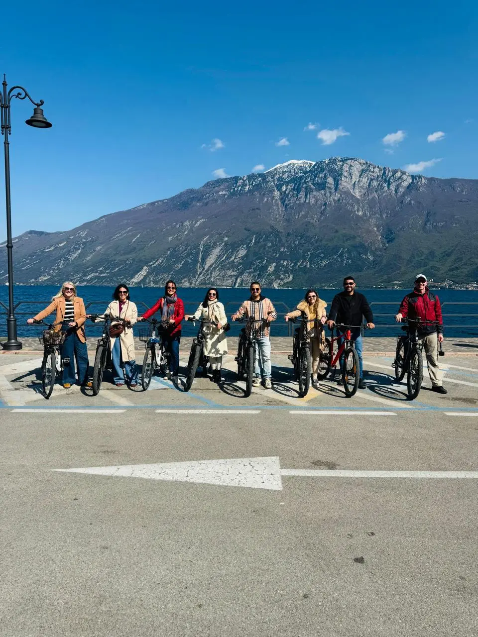 Turismo de bicicleta em grupo pelos Alpes europeus