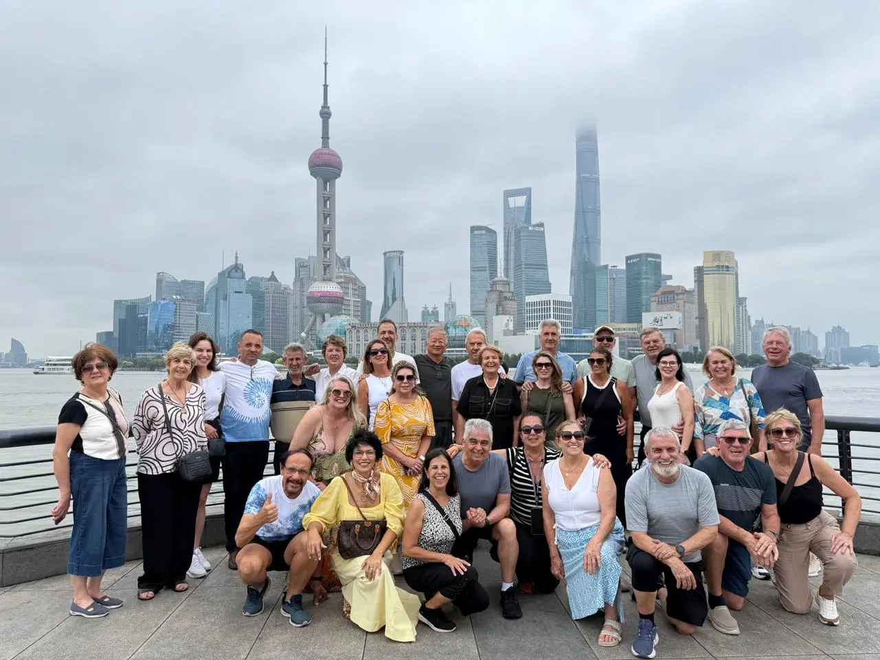 Turismo em grupo com vista do skyline de Xangai China