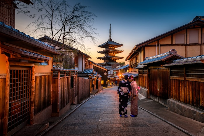 Viagem ao Japão — rua tradicional com pagoda em Kyoto