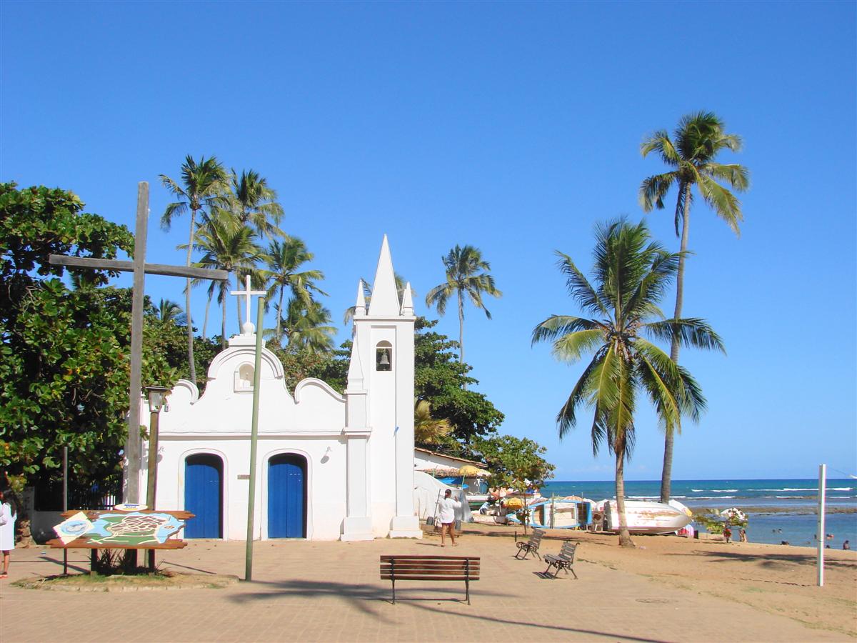 Turismo na Praia do Forte Bahia — igreja tradicional e belezas do litoral baiano